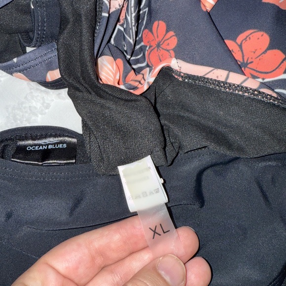 XL Floral Tankini Top and Black Bottoms - Picture 4 of 5